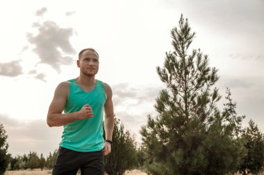 Mavi bir t-shirt ve siyah şort beyaz adam, Ro üzerinde çalışan