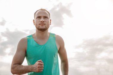 bir Azure t-shirt ve Siyah şortlu beyaz adam portre r