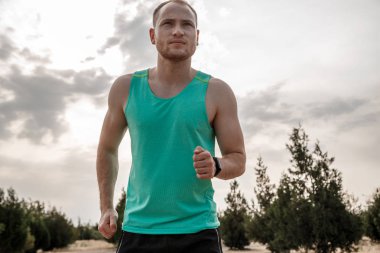 Mavi bir t-shirt ve siyah şort beyaz adam, Ro üzerinde çalışan