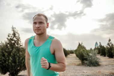 Mavi bir t-shirt ve siyah şort beyaz adam, Ro üzerinde çalışan