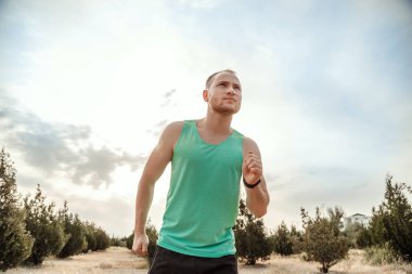 Mavi bir t-shirt ve siyah şort beyaz adam, Ro üzerinde çalışan