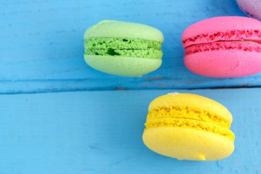 mavi ahşap Vintage ba renkli makarna veya macaroons çerezleri