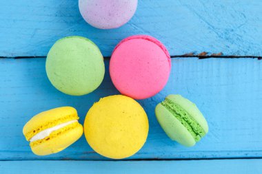 mavi ahşap Vintage ba renkli makarna veya macaroons çerezleri