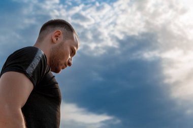 siyah bir t-shirt ve siyah s genç Kafkas adam portre