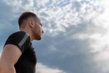 siyah bir t-shirt ve siyah s genç Kafkas adam portre