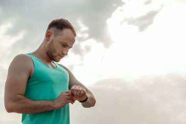Azure t-shirt beyaz adam portre Fitness tr bakıyor