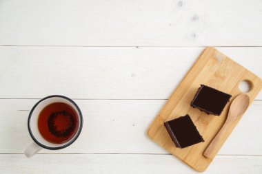 beyaz ahşap üzerinde çay cuo ile bir bambu tepside brownie kek 
