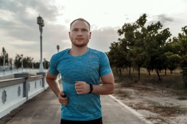 mavi bir t-shirt ve siyah şort kafkas adam portresi kim