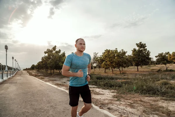 mavi bir t-shirt ve siyah şort kafkas adam portresi kim