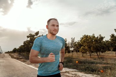 mavi bir t-shirt ve siyah şort kafkas adam portresi kim