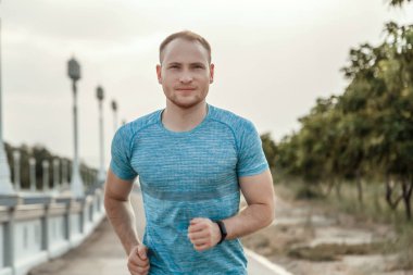 mavi bir t-shirt ve siyah şort kafkas adam portresi kim