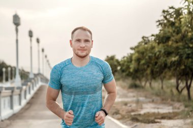 mavi bir t-shirt ve siyah şort kafkas adam portresi kim