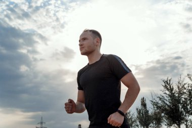 siyah bir t-shirt ve siyah s genç Kafkas adam portre