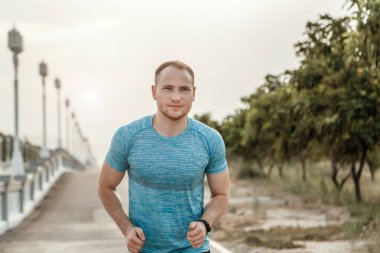 mavi bir t-shirt ve siyah şort kafkas adam portresi kim