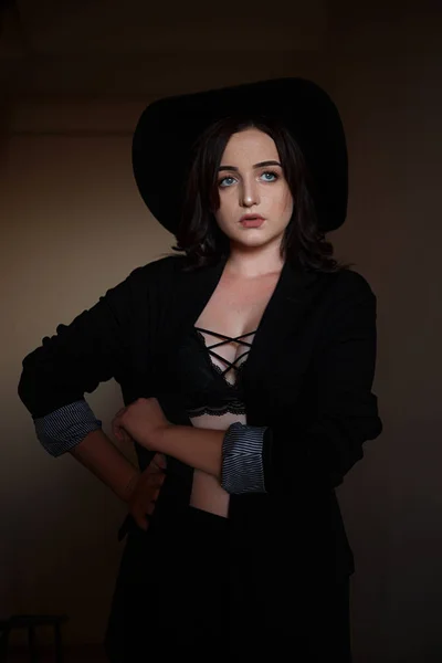 Jeune belle femme en veste noire avec chapeau noir et u noir — Photo