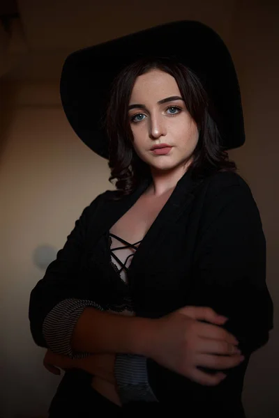 Wanita cantik muda berjaket hitam dengan topi hitam dan hitam u — Stok Foto