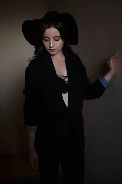 Joven hermosa mujer en chaqueta negra con sombrero negro y u negro — Foto de Stock