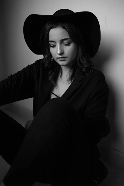 Jeune belle femme en veste noire avec chapeau noir et u noir — Photo