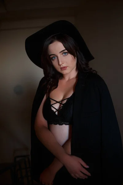 Joven hermosa mujer en chaqueta negra con sombrero negro y u negro —  Fotos de Stock