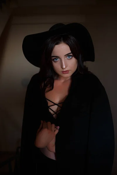 Fiatal gyönyörű nő, fekete kabát, fekete kalapot és fekete u — Stock Fotó