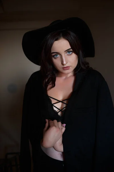 Jovem mulher bonita em casaco preto com chapéu preto e preto u — Fotografia de Stock
