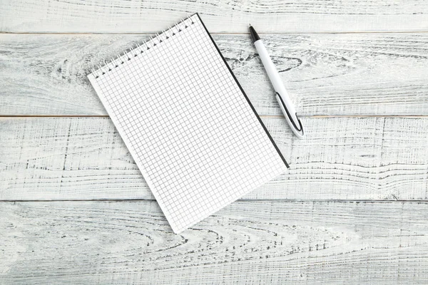 Wit papier Kladblok en witte pen op vintage shabby wit houten — Stockfoto