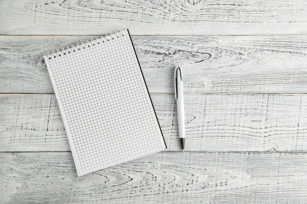 Weißes Papier Notizblock und weißer Stift auf Vintage Shabby White Wood — Stockfoto