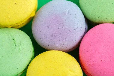 yeşil arka plan üzerinde renkli macarons veya macaroons çerezleri. Sayfanın Üstü 