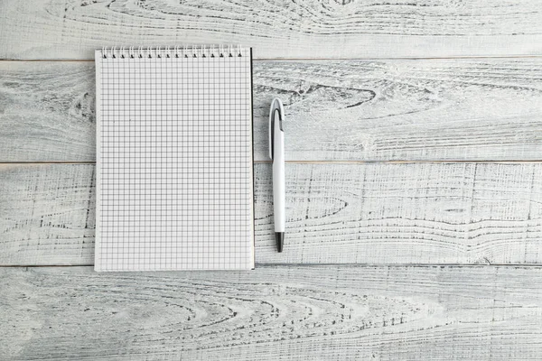 Weißes Papier Notizblock und weißer Stift auf Vintage Shabby White Wood — Stockfoto