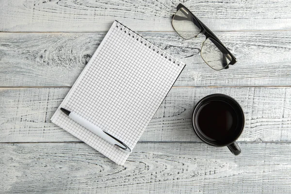 Papier-Notizbuch, Stift und Tasse Tee oder Kaffee und optische Gläser — Stockfoto