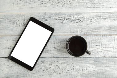 bir vintage shabb üzerinde çay veya kahve bir Fincan ile elektronik tablet