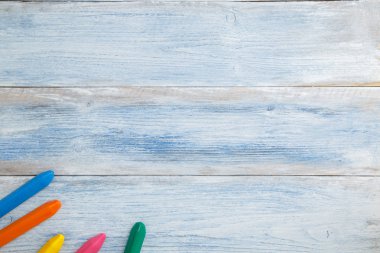 okul çocuk kavramı. mavi renkli kalemler ve boya kalemleri