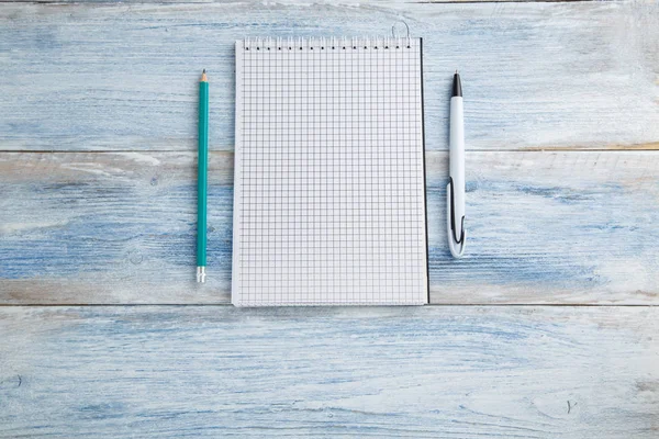 Notebook met pen of potlood op een blauwe en witte shabby Vintage w — Stockfoto