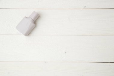 açık ahşap arka plan üzerinde parfüm gri şişe. düz yatıyordu