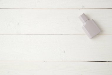 açık ahşap arka plan üzerinde parfüm gri şişe. düz yatıyordu