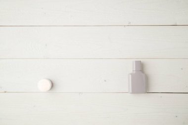 hafif ahşap backgro parfüm ve kozmetik ile gri şişe