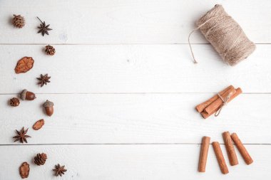 yeni yıl arka plan. düzlük. tarçın, beyaz woo üzerinde köknar dalları