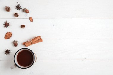 yeni yıl arka plan. tarçın, anason yıldız, köknar dalları ve bir Fincan