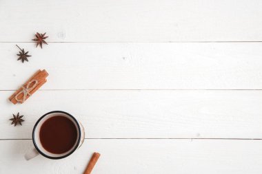 yeni yıl arka plan. tarçın, anason yıldız, köknar dalları ve bir Fincan