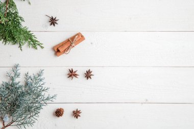 yeni yıl arka plan. düzlük. tarçın, anason ve ladin dalları