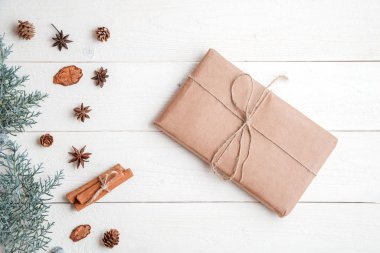 yeni yıl arka plan. düzlük. tarçın, ladin dalları ve Chris