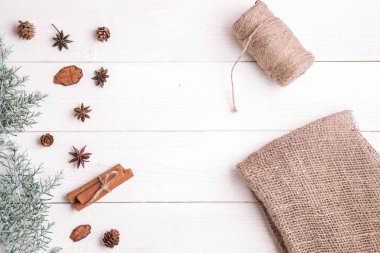 yeni yıl arka plan. düzlük. tarçın, beyaz woo üzerinde köknar dalları