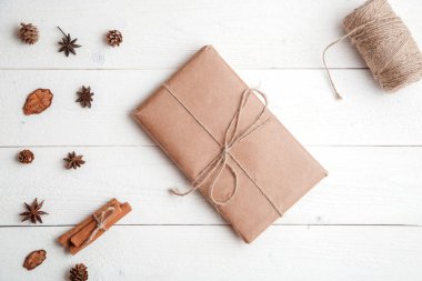 yeni yıl arka plan. düzlük. tarçın, ladin dalları ve Chris