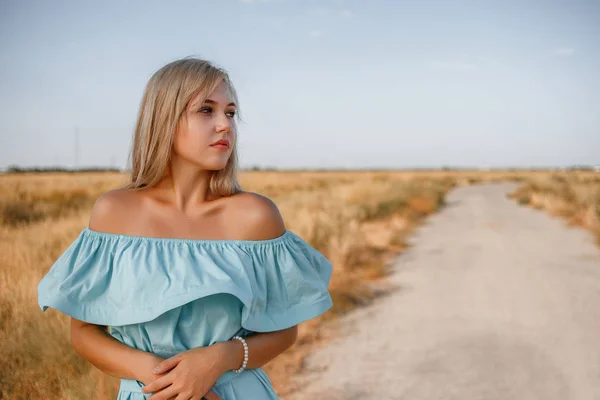 Porträt einer jungen schönen kaukasischen blonden Mädchen in einem hellen b — Stockfoto