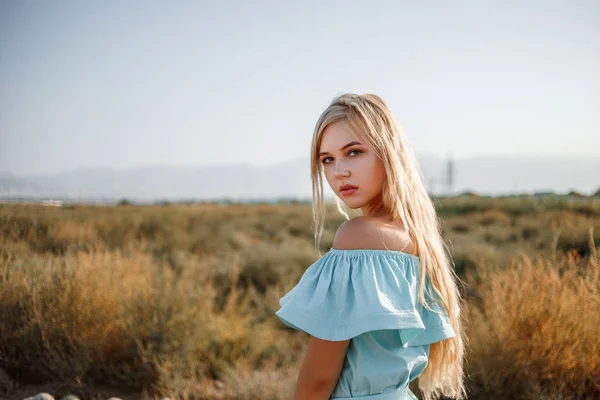 Retrato de una joven hermosa chica rubia caucásica en una luz b — Foto de Stock