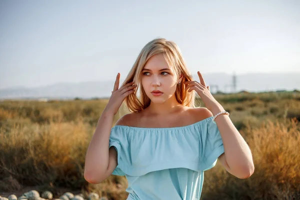 Porträt einer jungen schönen kaukasischen blonden Mädchen in einem hellen b — Stockfoto