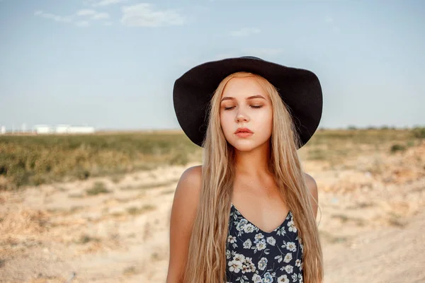 Porträt einer jungen schönen kaukasischen blonden Mädchen in einem blauen dr — Stockfoto