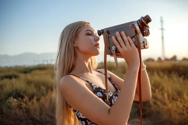 Portrait de fille blonde en robe imprimé floral avec vidéo vintage — Photo