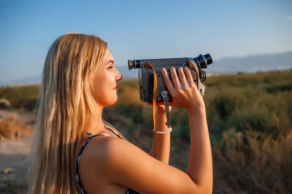 Ritratto di ragazza bionda in abito stampa floreale con video vintage — Foto Stock