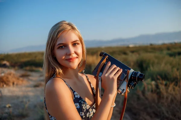 Retrato de menina loira em vestido de impressão floral com vídeo vintage — Fotografia de Stock